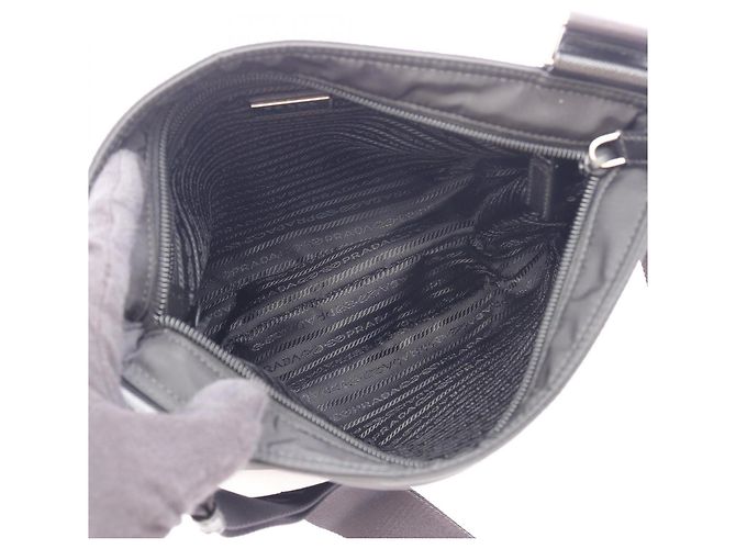Bolsa de Ombro Prada em Nylon Preto e Couro Saffiano - vista 3
