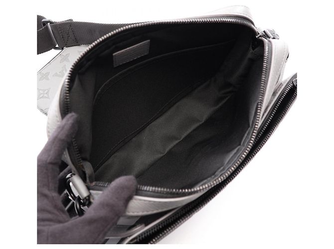 Bolso de hombro Louis Vuitton Trio Messenger Monogram Shadow Castaño - vista 3