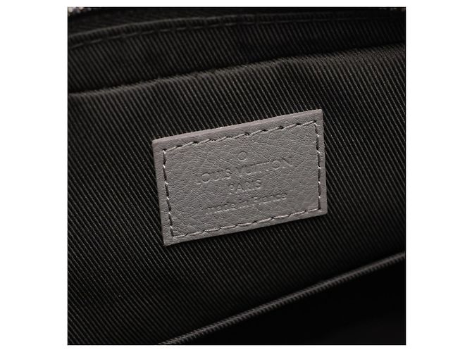 Bolso de hombro Louis Vuitton Trio Messenger Monogram Shadow Castaño - vista 4