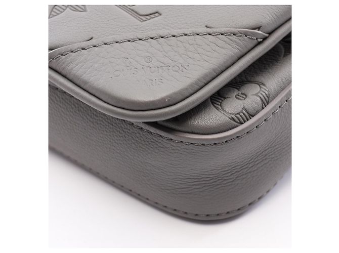 Bolso de hombro Louis Vuitton Trio Messenger Monogram Shadow Castaño - vista 5