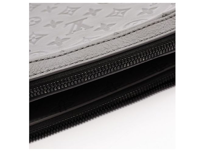 Bolso de hombro Louis Vuitton Trio Messenger Monogram Shadow Castaño - vista 6