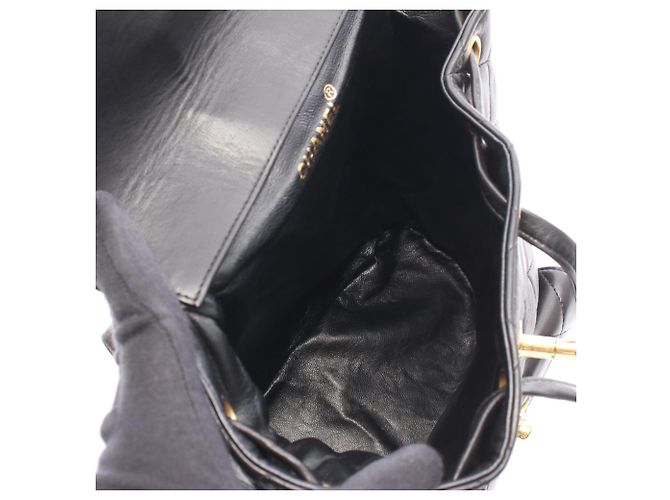 Chanel Matelassé Rucksack/Handtasche aus schwarzem Leder - Ansicht 3