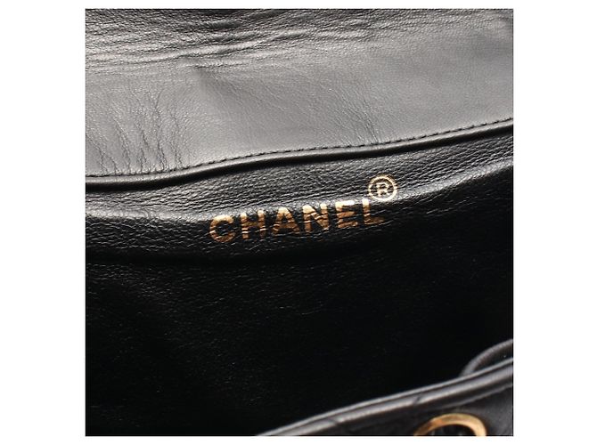 Chanel Matelassé Rucksack/Handtasche aus schwarzem Leder - Ansicht 4