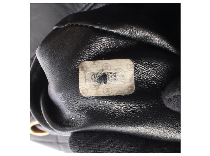 Chanel Matelassé Rucksack/Handtasche aus schwarzem Leder - Ansicht 5