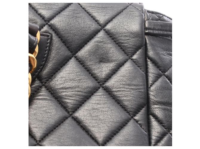 Chanel Matelassé Rucksack/Handtasche aus schwarzem Leder - Ansicht 8