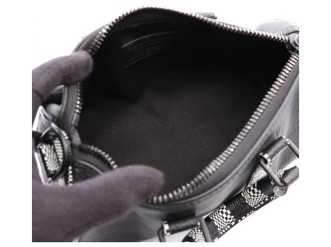 Borsa a mano Louis Vuitton City Keepall XS Damier Distorted Nero - vista 3