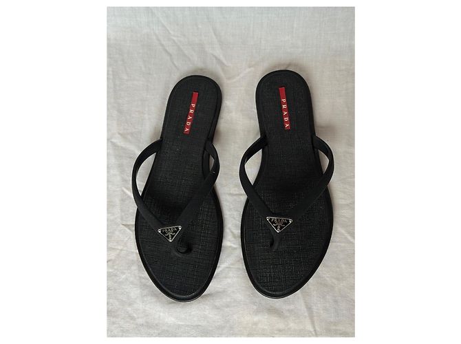 Chanclas de goma negra con logo de placa de Prada Negro - vista 2