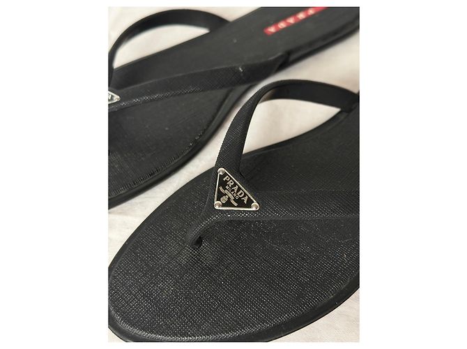 Chanclas de goma negra con logo de placa de Prada Negro - vista 4