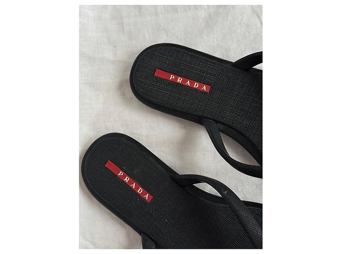 Chanclas de goma negra con logo de placa de Prada Negro - vista 5