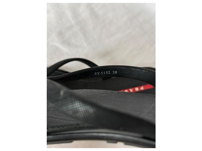 Chanclas de goma negra con logo de placa de Prada Negro - vista 6