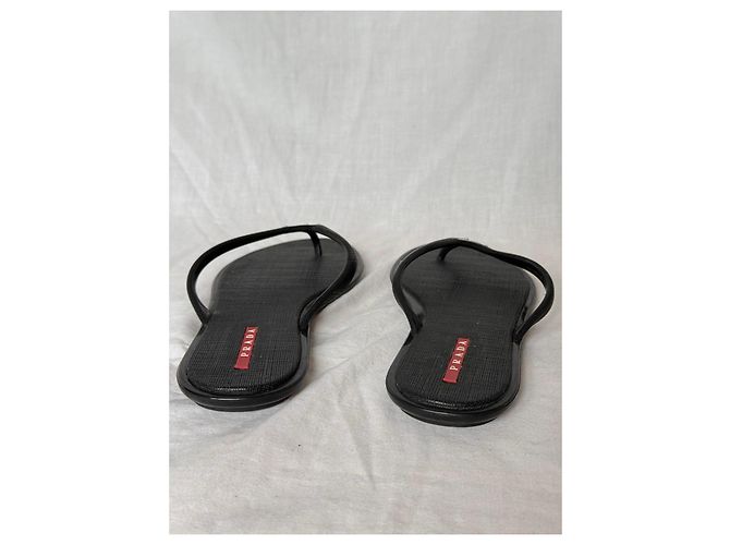 Chanclas de goma negra con logo de placa de Prada Negro - vista 8