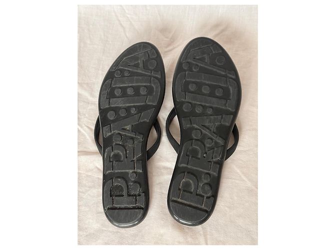 Chanclas de goma negra con logo de placa de Prada Negro - vista 9