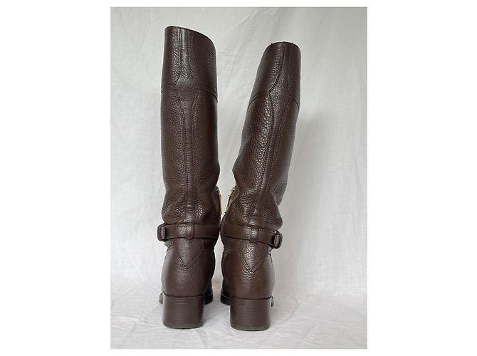 Bota de couro marrom Prada até o joelho com detalhe de fivela - vista 10