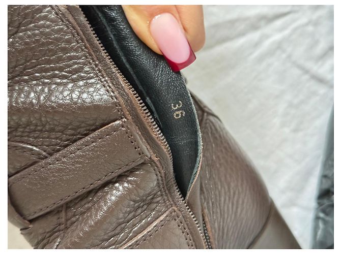 Bota de couro marrom Prada até o joelho com detalhe de fivela - vista 11
