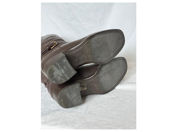 Bota de couro marrom Prada até o joelho com detalhe de fivela - vista 12