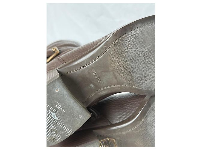 Bota de couro marrom Prada até o joelho com detalhe de fivela - vista 13
