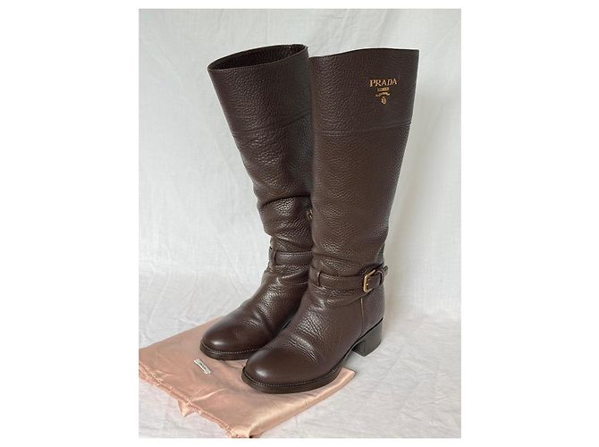 Bota de couro marrom Prada até o joelho com detalhe de fivela - vista 2