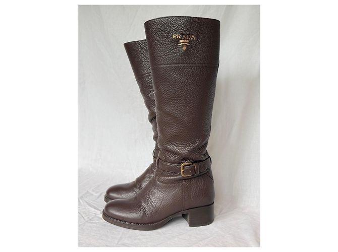 Bota de couro marrom Prada até o joelho com detalhe de fivela - vista 3