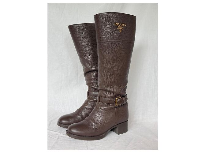 Bota de couro marrom Prada até o joelho com detalhe de fivela - vista 4