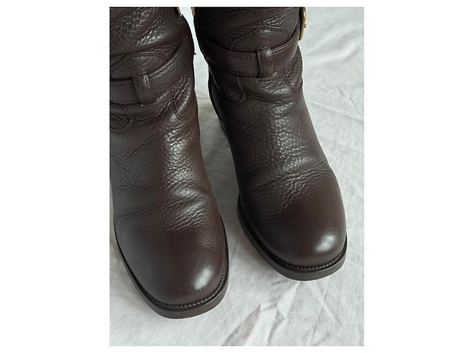 Bota de couro marrom Prada até o joelho com detalhe de fivela - vista 7