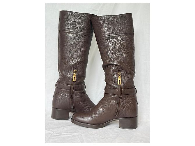 Bota de couro marrom Prada até o joelho com detalhe de fivela - vista 8