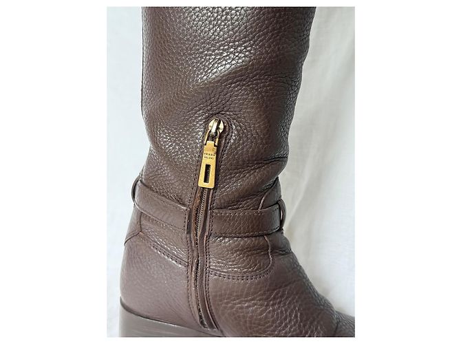 Bota de couro marrom Prada até o joelho com detalhe de fivela - vista 9