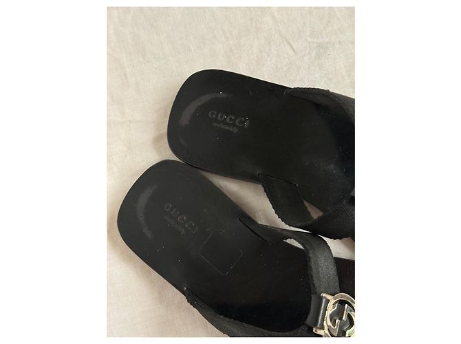 Infradito in tessuto nero Gucci con logo GG intrecciato - vista 6