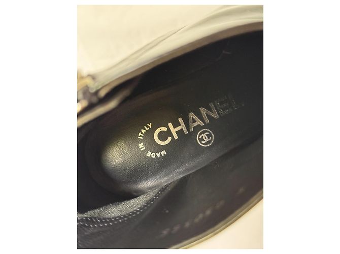Botines de puntera reforzada en piel charol negra Chanel Negro - vista 11