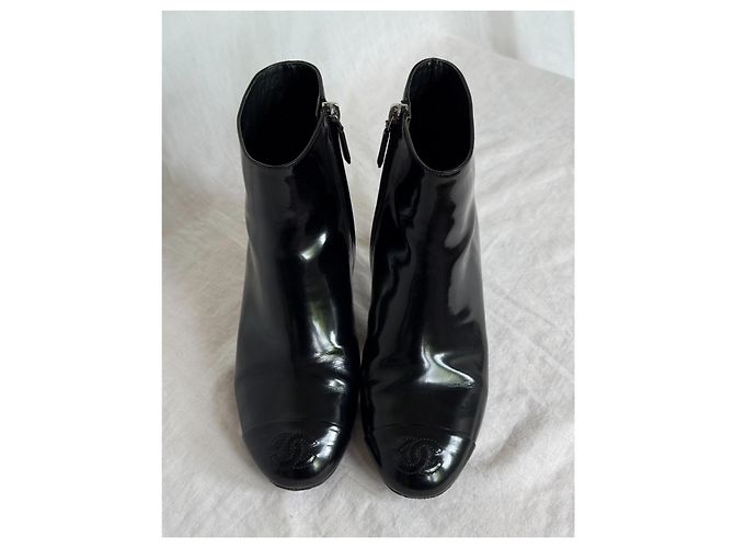 Botines de puntera reforzada en piel charol negra Chanel Negro - vista 3