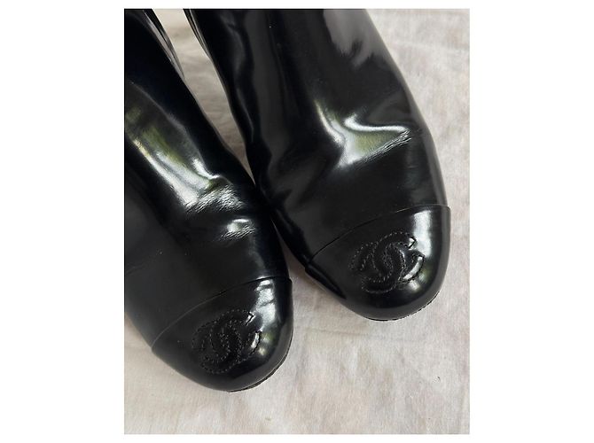 Botines de puntera reforzada en piel charol negra Chanel Negro - vista 4