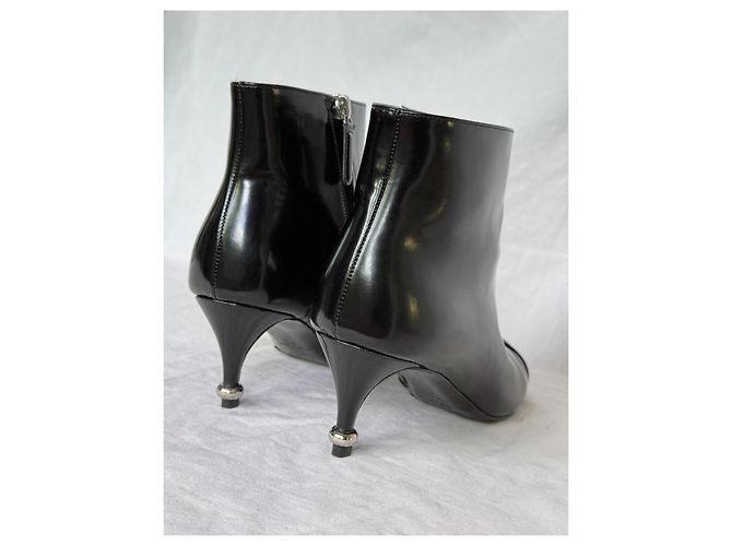 Botines de puntera reforzada en piel charol negra Chanel Negro - vista 8