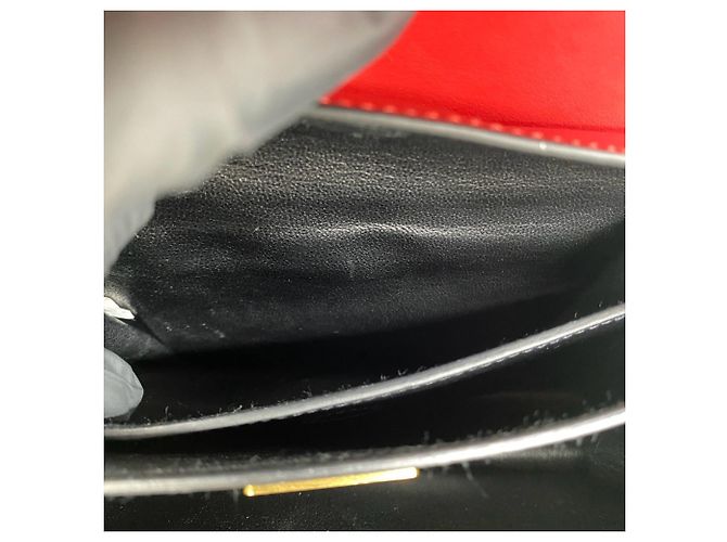 Prada Cahier Mini-Schultertasche aus Leder mit Logo-Hardware Schwarz Rot Golden - Ansicht 10