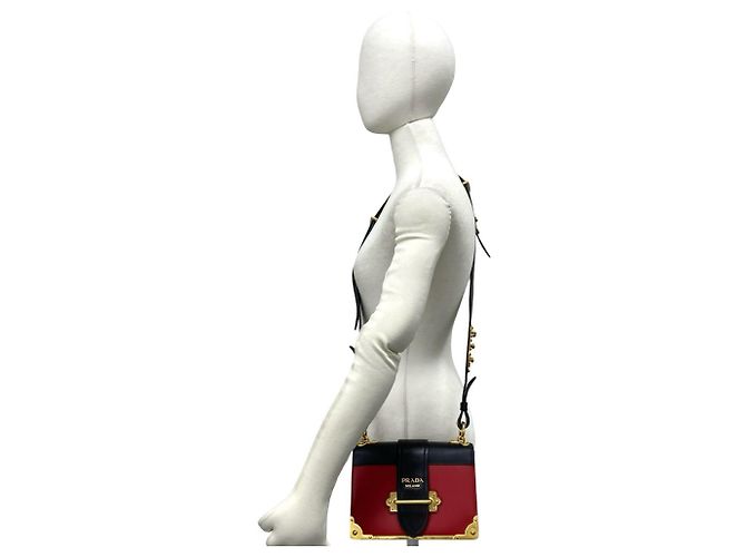 Prada Cahier Mini-Schultertasche aus Leder mit Logo-Hardware Schwarz Rot Golden - Ansicht 2