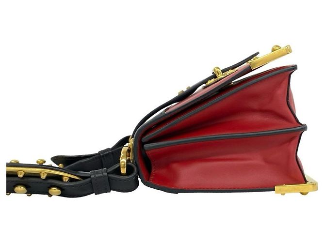 Prada Cahier Mini-Schultertasche aus Leder mit Logo-Hardware Schwarz Rot Golden - Ansicht 5