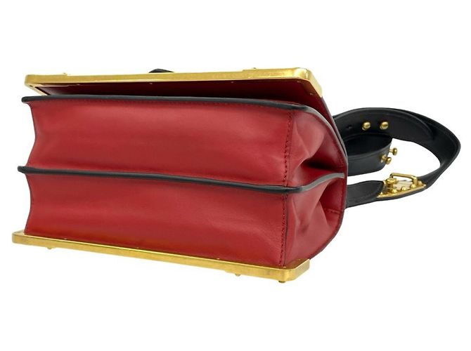 Prada Cahier Mini-Schultertasche aus Leder mit Logo-Hardware Schwarz Rot Golden - Ansicht 8
