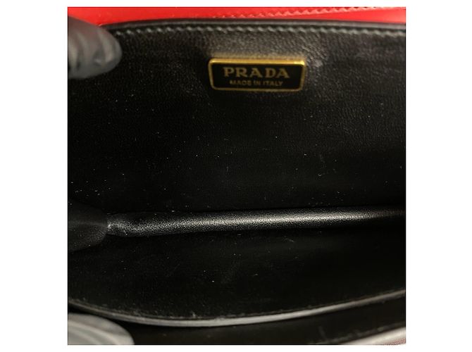 Prada Cahier Mini-Schultertasche aus Leder mit Logo-Hardware Schwarz Rot Golden - Ansicht 9