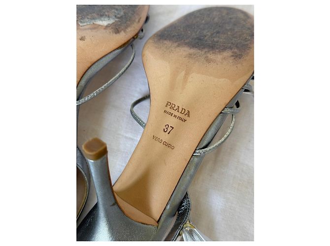 Prada Riemchenabsätze aus silbernem Metallic-Leder mit Blumenapplikationen - Ansicht 14