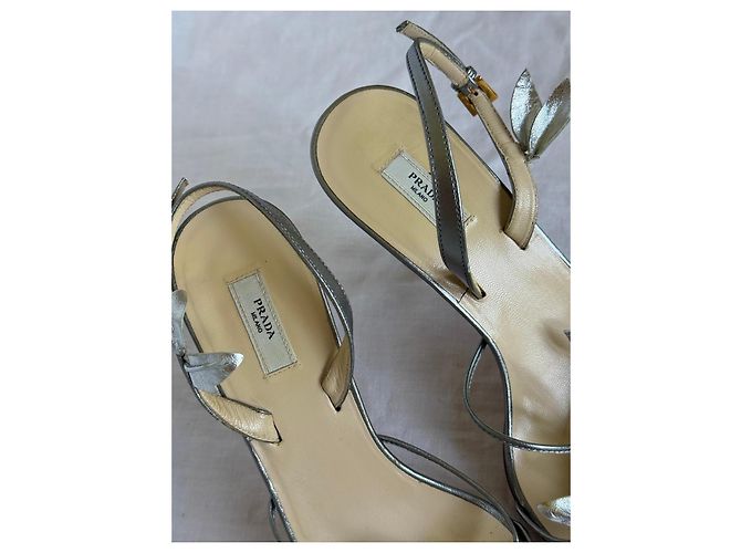 Prada Riemchenabsätze aus silbernem Metallic-Leder mit Blumenapplikationen - Ansicht 8