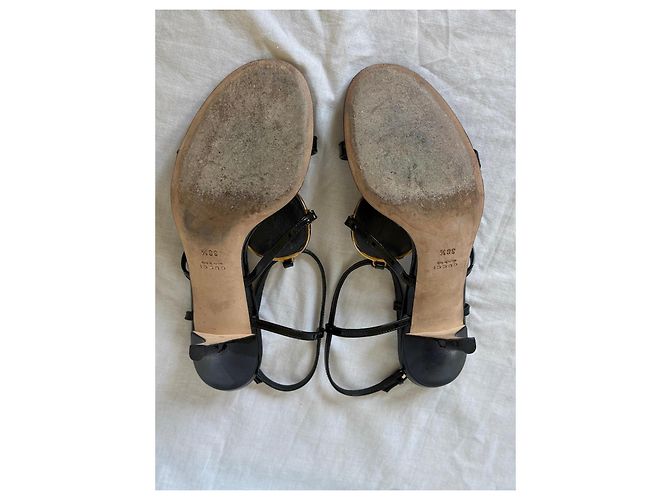 Gucci Sandalen aus schwarzem Lackleder mit GG-Interlocking Golden - Ansicht 11