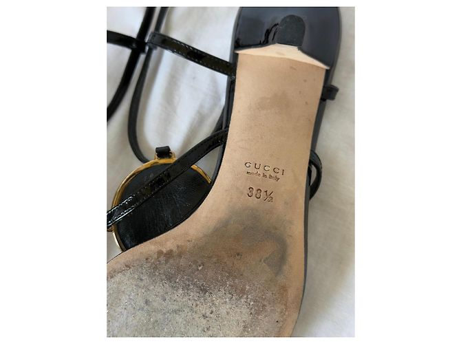 Gucci Sandalen aus schwarzem Lackleder mit GG-Interlocking Golden - Ansicht 12