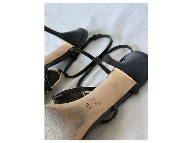 Gucci Sandalen aus schwarzem Lackleder mit GG-Interlocking Golden - Ansicht 13