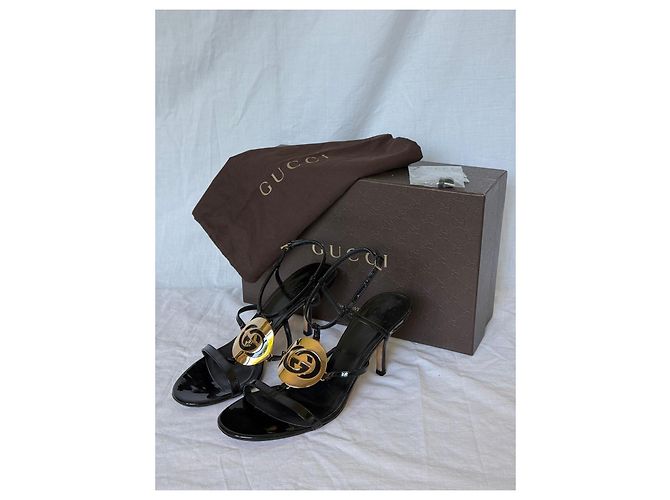 Gucci Sandalen aus schwarzem Lackleder mit GG-Interlocking Golden - Ansicht 2