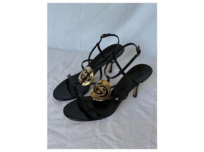 Gucci Sandalen aus schwarzem Lackleder mit GG-Interlocking Golden - Ansicht 4