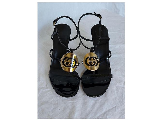 Gucci Sandalen aus schwarzem Lackleder mit GG-Interlocking Golden - Ansicht 5