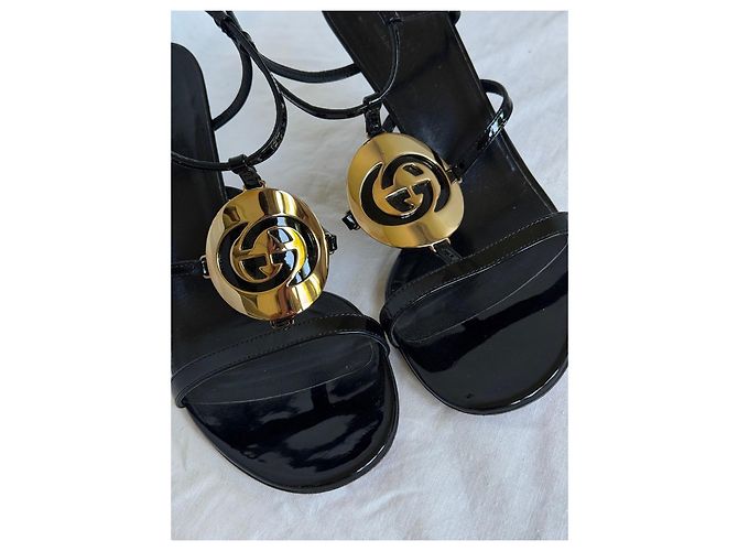 Gucci Sandalen aus schwarzem Lackleder mit GG-Interlocking Golden - Ansicht 6