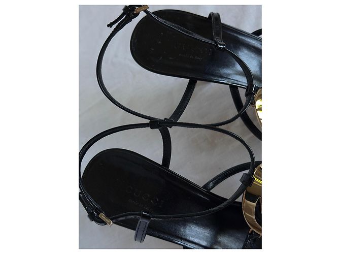 Gucci Sandalen aus schwarzem Lackleder mit GG-Interlocking Golden - Ansicht 7