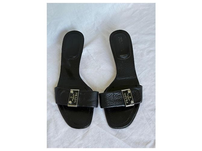 Sandali slide Prada in pelle nera con dettaglio fibbia Nero - vista 3