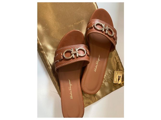 Salvatore Ferragamo Sandali Ferragamo con ornamento Gancini pelle marrone - vista 11