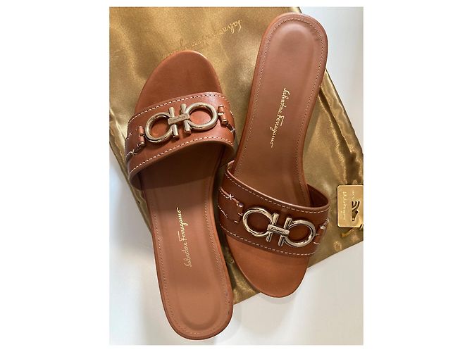 Salvatore Ferragamo Sandali Ferragamo con ornamento Gancini pelle marrone - vista 12