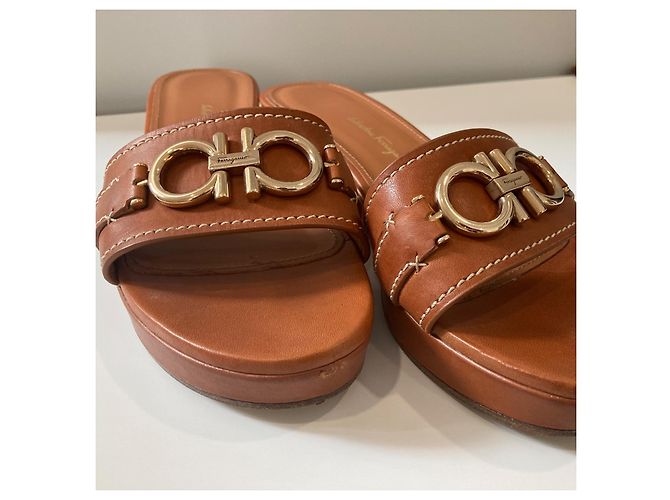Salvatore Ferragamo Sandali Ferragamo con ornamento Gancini pelle marrone - vista 13